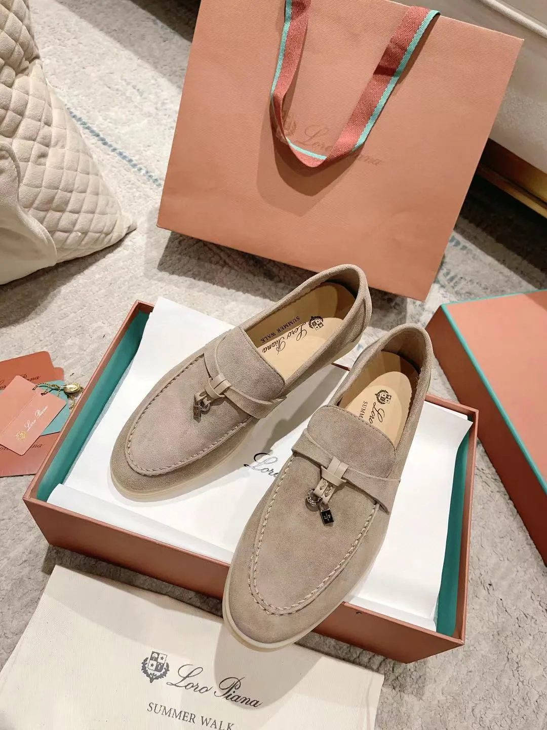 Factory price: 520💰4050 new color. Original purchase, 1⃣️: 1⃣️ folded and developed, Loro Piana professional model to try on feet, quality purchase level, flash sale of common products on the market, welcome to compare, original packaging. Fabric: Imported from Italy🐑High mercerized shearling, Lining: Hand-sewn mark thread in water-dyed cowhide imported from Italy🧵, high-end and elegant. Comfortable on the feet. Size: Women's 35-42 (41, 42) customized, non-returnable, men's 38-45 (46, 47, 48) customized, non-refundable. Fashionable boutiques that you can’t miss, a must-have item